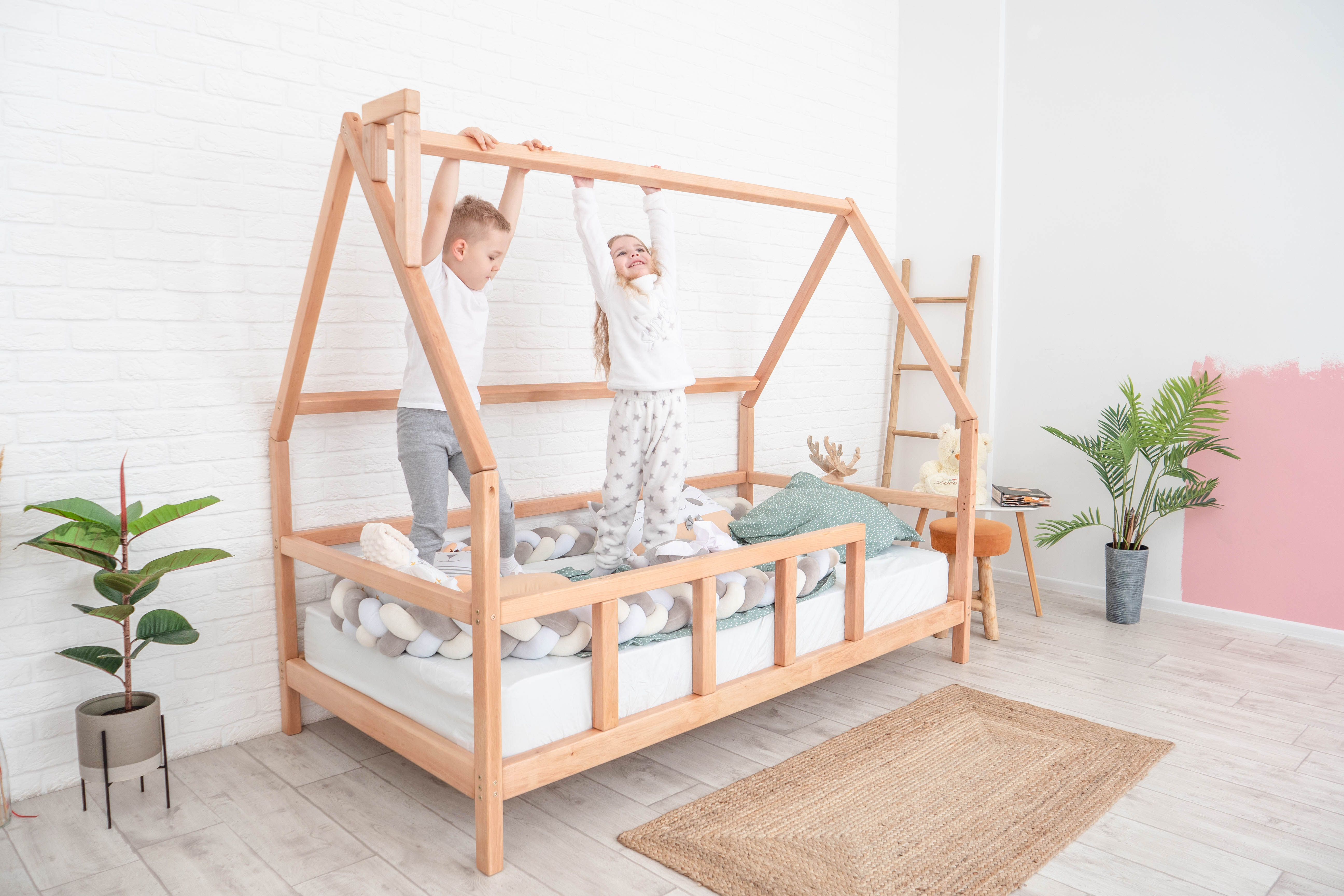 What are the benefits of a Montessori bed for child development ...