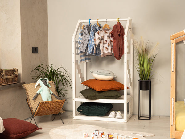Five advantages of using open clothing shelves in a children's room