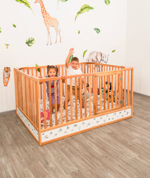 Montessori Bodenbett mit extra hohem Rausfallschutz und Lattenrost (Oasis Bett)