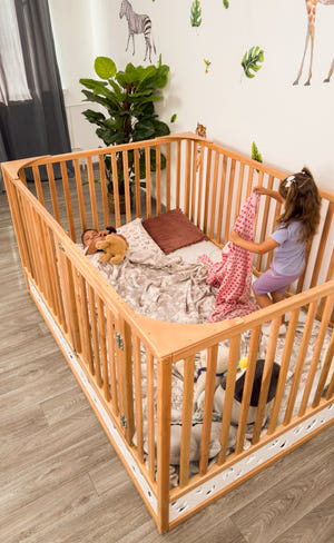 Montessori Bodenbett mit extra hohem Rausfallschutz und Lattenrost (Oasis Bett)