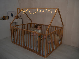 The photo shows a modern design twin bed for girls made of natural wood.
La foto muestra una cama twin para niñas de diseño moderno fabricada en madera natural.
