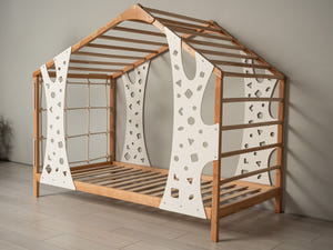 In this photo is toddler bed, comfortable for a peaceful rest.
En esta foto está una cama para bebé de madera natural, cómoda para un descanso tranquilo.