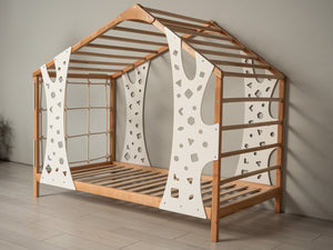 In this photo is toddler bed, comfortable for a peaceful rest.
En esta foto está una cama para bebé de madera natural, cómoda para un descanso tranquilo.