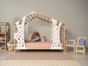 The photo shows a twin bed for girls made as a playhouse.
La foto muestra una cama twin para niñas hecha como una casita de juegos.