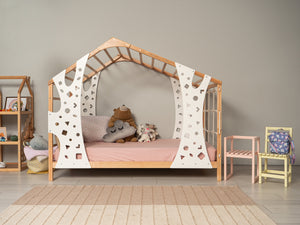 The photo shows a twin bed for girls made as a playhouse.
La foto muestra una cama twin para niñas hecha como una casita de juegos.