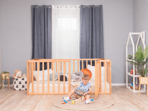 In this photo is Natural wood toddler bed, safe and comfortable for a peaceful rest.
En esta foto está una cama para bebé de madera natural, segura y cómoda para un descanso tranquilo.