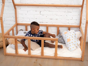 Montessori-Hausbett mit Lattenrost für Kinder (Modell 1)