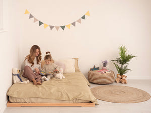 In this photo, a Montessori platform bed for girls.
En esta foto, una cama para niñas.