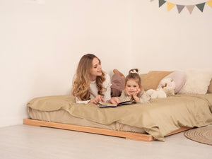 Wooden Montessori toddler bed with a low and safe design, ideal for children's independence.
Cama infantil de madera Montessori con diseño bajo y seguro, ideal para la independencia de los niños.