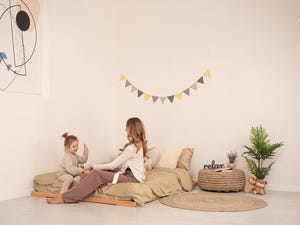 In this photo is toddler bed, comfortable for a peaceful rest.
En esta foto está una cama para bebé de madera natural, cómoda para un descanso tranquilo.