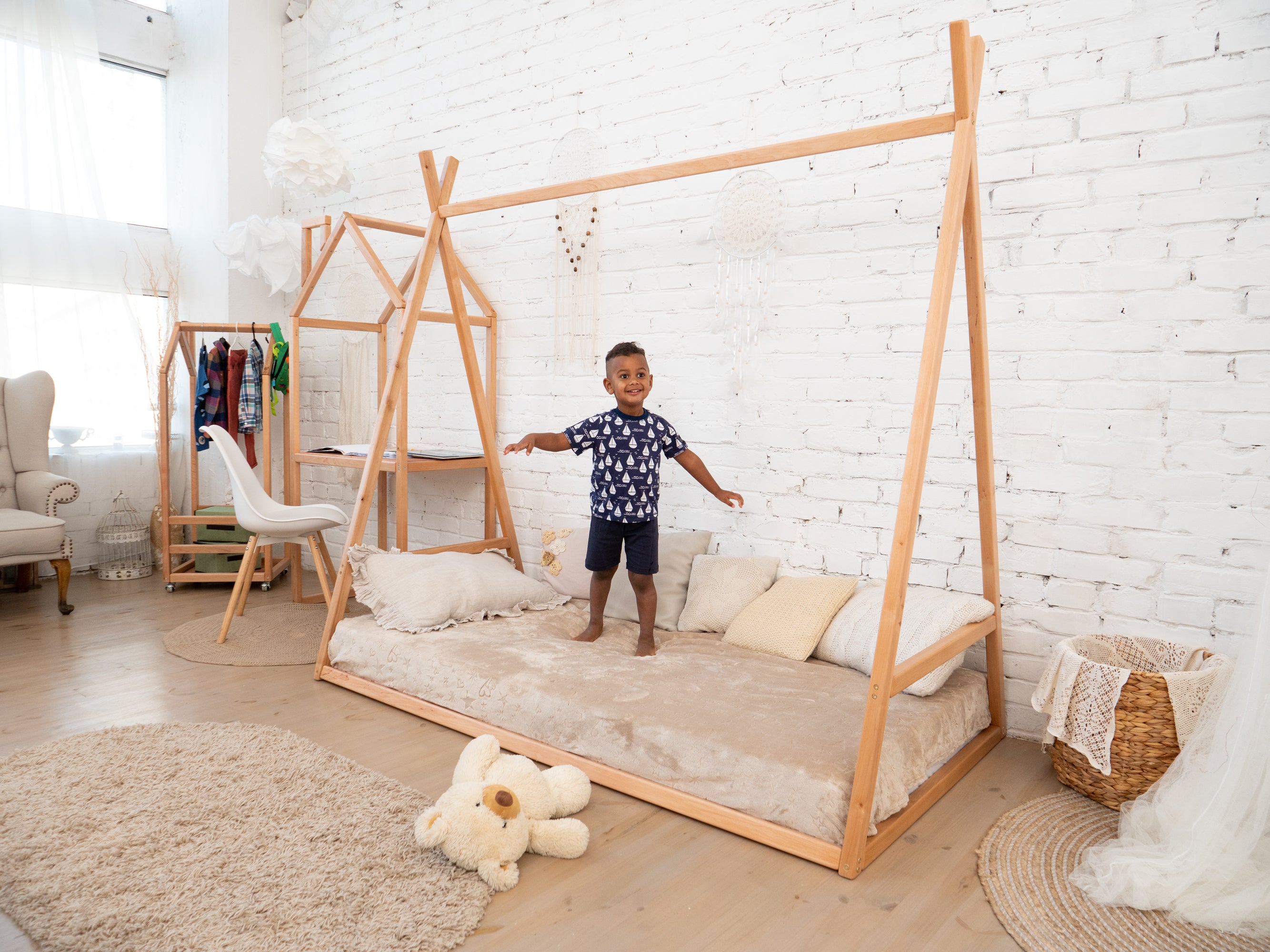 Kids teepee toddler bed on floor (Model – busywood.com